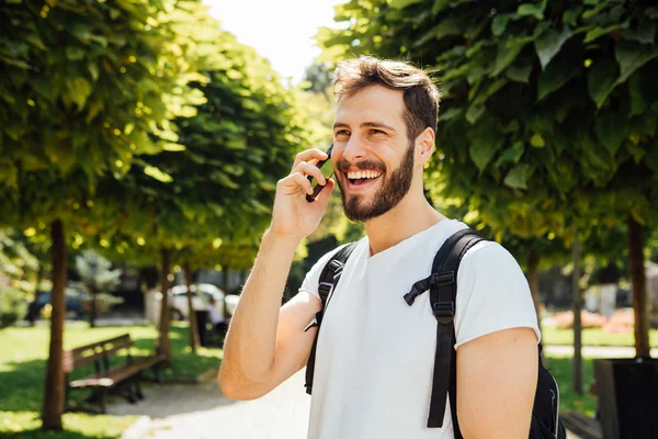 Sırt çantası cep telefonu konuşurken ile öğrenci