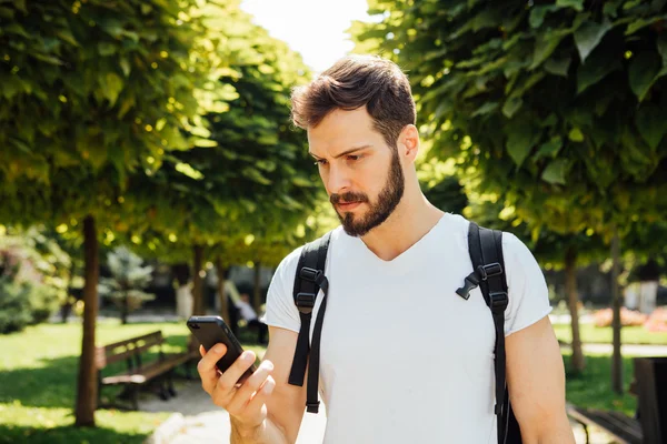 Studentin mit Rucksack telefoniert — Stockfoto