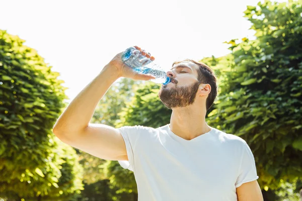 Volwassen man drinking water uit een fles buiten — Stockfoto