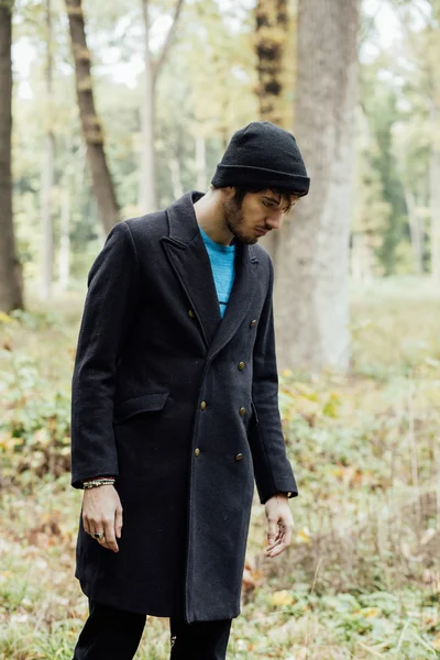 Fiatal férfi fekete kalap, erdő — Stock Fotó