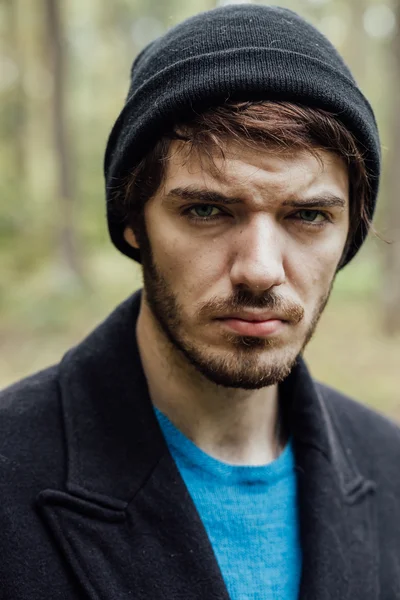 Jovem com chapéu preto na floresta — Fotografia de Stock