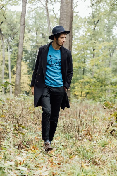 Joven con sombrero negro en el bosque —  Fotos de Stock