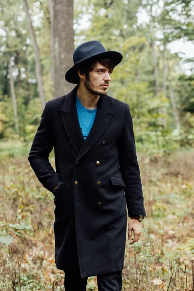 Joven con sombrero negro en el bosque —  Fotos de Stock