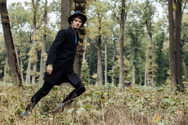 森の黒い帽子の若い男 — ストック写真