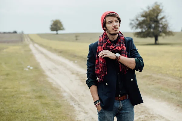 Cool ragazzo sulla strada di campagna — Foto Stock