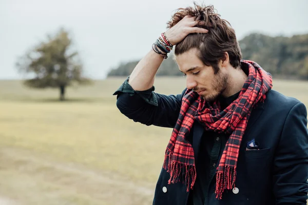 Cool ragazzo sulla strada di campagna — Foto Stock