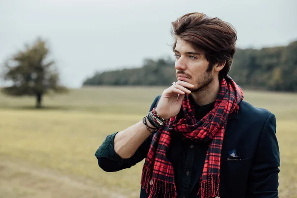 Cool ragazzo sulla strada di campagna — Foto Stock