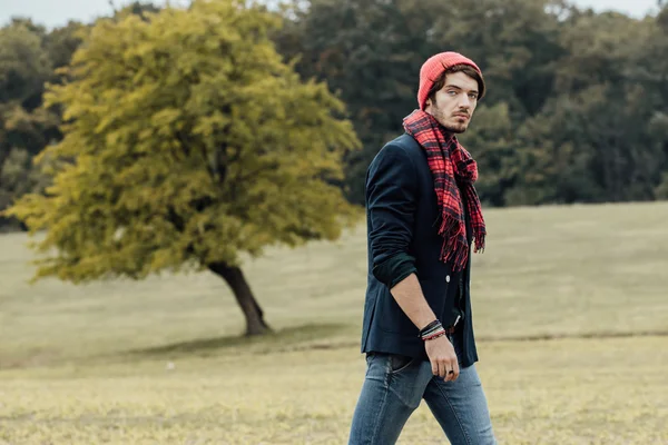 Cool ragazzo sulla strada di campagna — Foto Stock