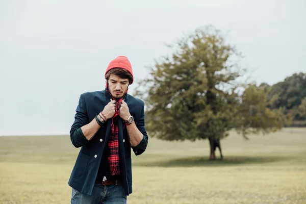 Cool ragazzo sulla strada di campagna — Foto Stock