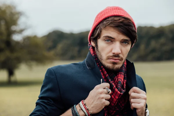 Cool ragazzo sulla strada di campagna — Foto Stock