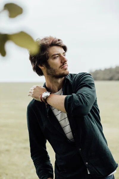 Homem bonito em um campo — Fotografia de Stock