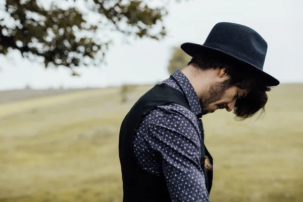 Uomo elegante su un campo verde — Foto Stock