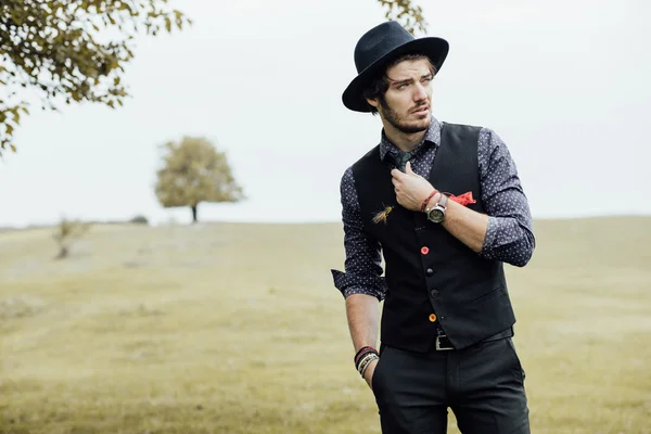 Hombre con estilo en un campo verde —  Fotos de Stock