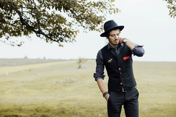 Uomo elegante su un campo verde — Foto Stock