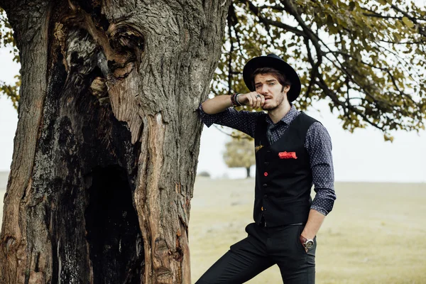 Uomo elegante su un campo verde — Foto Stock