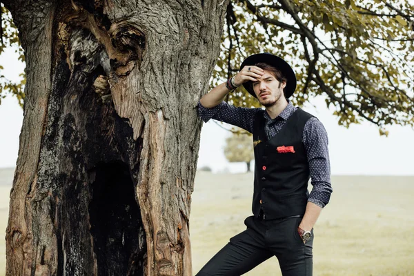 Uomo elegante su un campo verde — Foto Stock