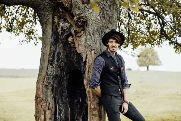 Uomo elegante su un campo verde — Foto Stock