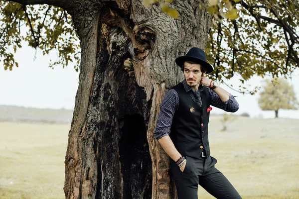 Homem elegante em um campo verde — Fotografia de Stock