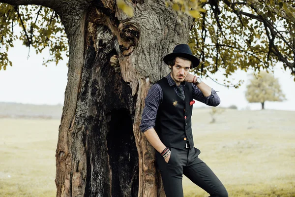 Uomo elegante su un campo verde — Foto Stock