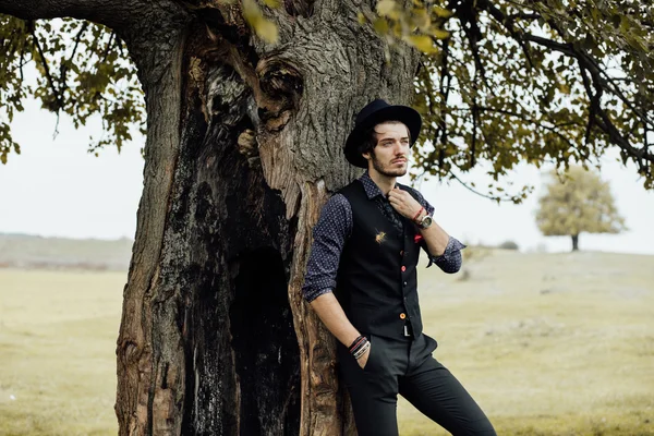 Uomo elegante su un campo verde — Foto Stock