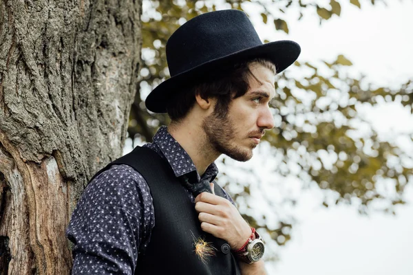 Uomo elegante su un campo verde — Foto Stock