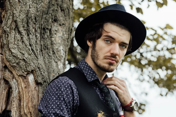 Uomo elegante su un campo verde — Foto Stock