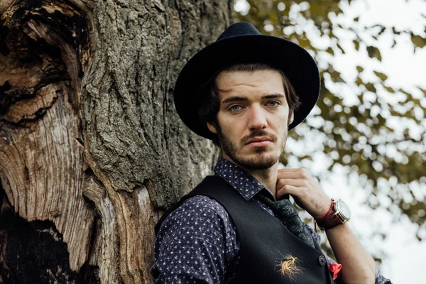 Uomo elegante su un campo verde — Foto Stock