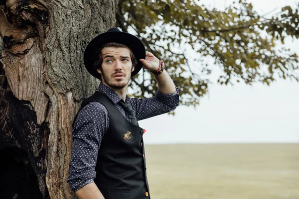 Uomo elegante su un campo verde — Foto Stock