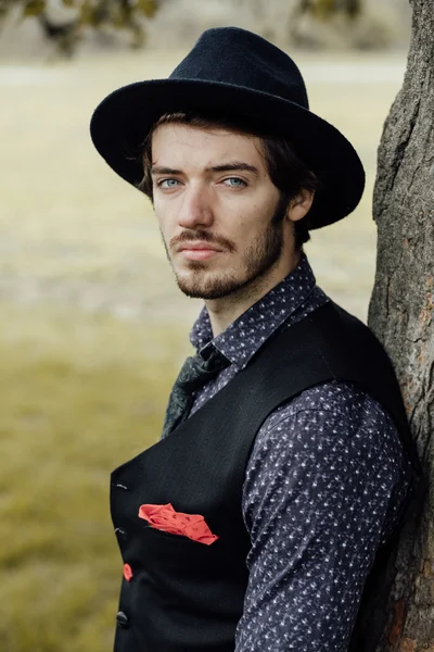 Homem elegante em um campo verde — Fotografia de Stock