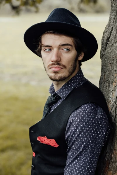 Uomo elegante su un campo verde — Foto Stock