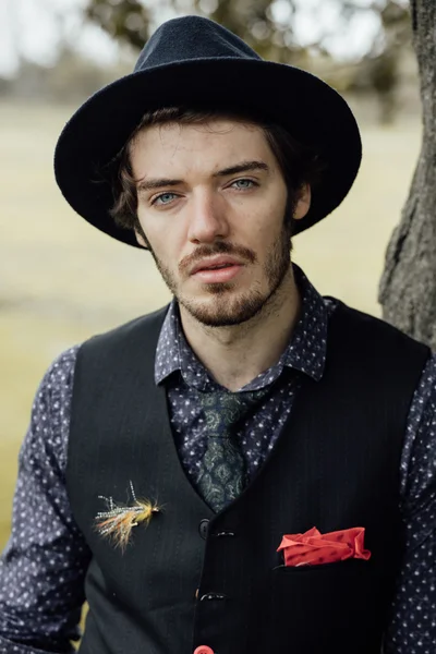 Uomo elegante su un campo verde — Foto Stock