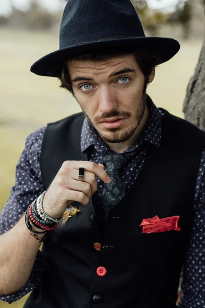 Uomo elegante su un campo verde — Foto Stock