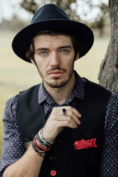 Hombre con estilo en un campo verde — Foto de Stock