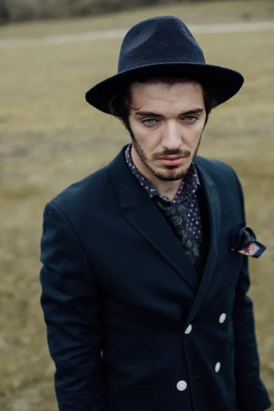 Uomo elegante su un campo verde — Foto Stock