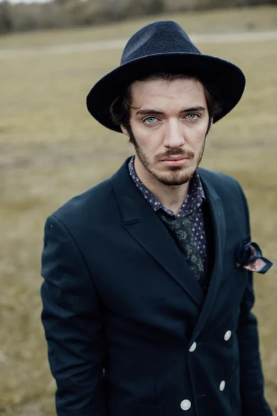 Uomo elegante su un campo verde — Foto Stock