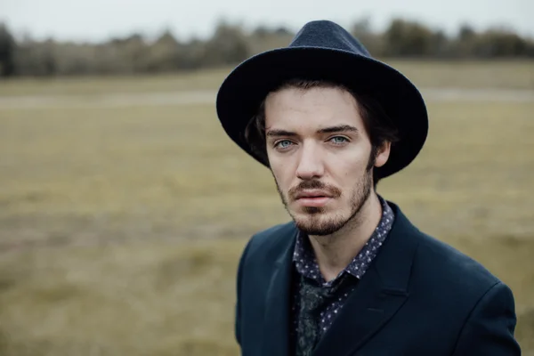 Uomo elegante su un campo verde — Foto Stock