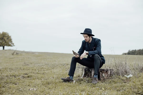 Uomo elegante su un campo verde — Foto Stock