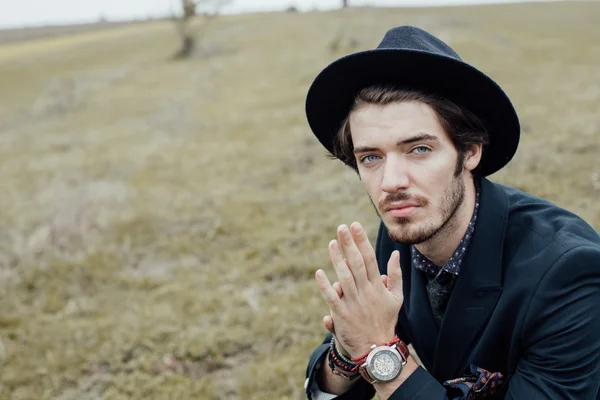 Uomo elegante su un campo verde — Foto Stock