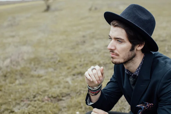 Uomo elegante su un campo verde — Foto Stock