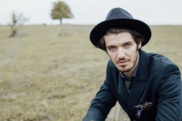 Uomo elegante su un campo verde — Foto Stock