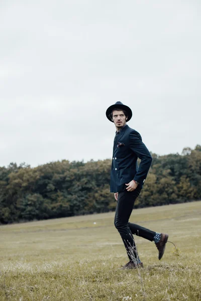 Hombre con estilo en un campo verde —  Fotos de Stock