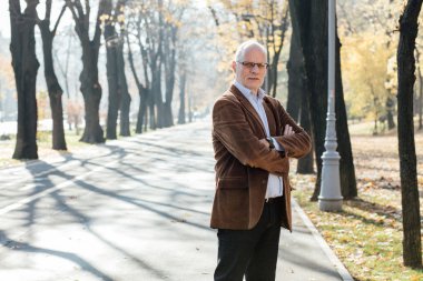 Dışarıda duran yaşlı adam şık giyinmiş