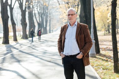 Dışarıda duran yaşlı adam şık giyinmiş