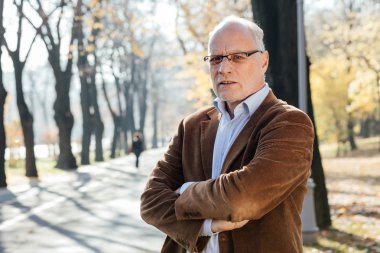 Dışarıda duran yaşlı adam şık giyinmiş