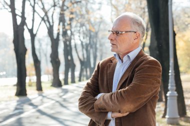 Dışarıda duran yaşlı adam şık giyinmiş