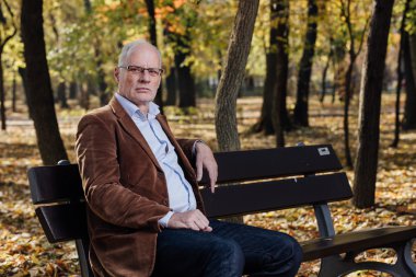 bankta oturan eski zarif adam