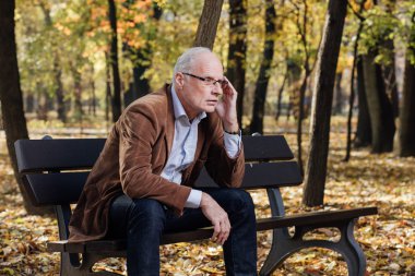 bankta oturan eski zarif adam