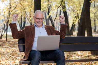 bir bankta dışında dizüstü çalışan eski iş adamları