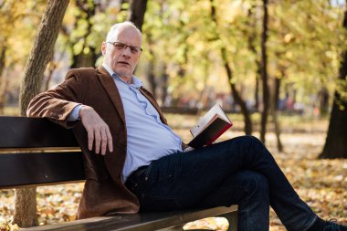 zarif ihtiyar dışında bir kitap okuma