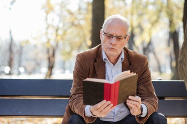 zarif ihtiyar dışında bir kitap okuma